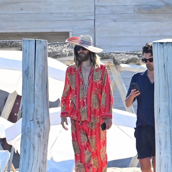 Jared Leto, Chloe Bartoli et Sofia Boutella sortent du club 55 à Saint-Tropez, Côte d'Azur, France, le 10 juillet 2024. © Agence / Bestimage