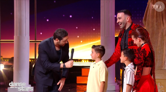 Adil Rami et ses jumeaux dans "Danse avec les stars", capture d'écran TF1.  Le 11 avril 2025.