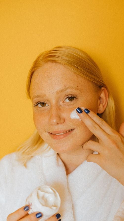Peut-on utiliser un cosmétique dont la date est dépassée ? Un expert répond