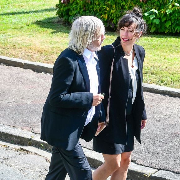 Le chanteur Renaud (Renaud Séchan) et sa compagne Cerise (de son vrai prénom Christine) - Mariage d'Hugues Aufray et de Murielle Mégevand à la mairie de Marly-Le Roy, France, le 2 septembre 2023.