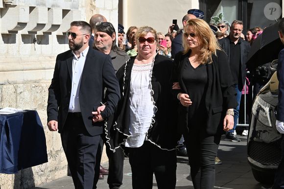 Violette Petrucciani (mère de Loana), Delphine, une amie proche de Loana - Obsèques de Loana Petrucciani en la cathédrale Sainte-Réparate à Nice le 10 avril 2026. © Bruno Bebert/Bestimage