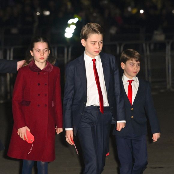 Par conséquence Charlotte pourrait devenir « Charlotte de rien », car elle ne correspond à aucune condition nécessaires pour conserver son titre actuelle.

La famille royale d'Angleterre assiste à la messe "Together At Christmas Carol" à l'abbaye de Westminster à Londres, Royaume-Uni le 6 Décembre, 2024

photo : Backgrid UK/ Bestimage