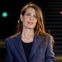 Chez Chanel, Charlotte Casiraghi retrouve sa soeur Alexandra de Hanovre et son ex-belle-mère Carole Bouquet, proche de la famille de Monaco