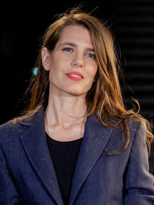 Chez Chanel, Charlotte Casiraghi retrouve sa soeur Alexandra de Hanovre et son ex-belle-mère Carole Bouquet, proche de la famille de Monaco
