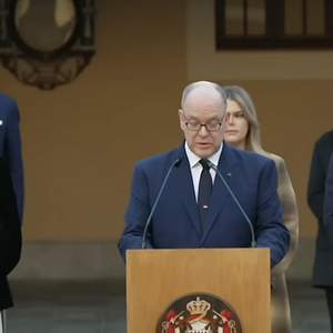 Un duo mère-fille assorti puisque la tenue de Gabriella rappelait fortement celle de sa mère, de quoi crée un moment très remarqué ! 

A l'occasion de la Fête Nationale monégasque 2025, S.A.S. le Prince Albert II a remis les décorations dans les ordres de Saint-Charles et des Grimaldi, le lundi 17 novembre 2025 via Youtube @MonacoInfo