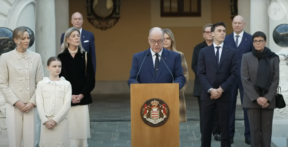 Un duo mère-fille assorti puisque la tenue de Gabriella rappelait fortement celle de sa mère, de quoi crée un moment très remarqué ! 

A l'occasion de la Fête Nationale monégasque 2025, S.A.S. le Prince Albert II a remis les décorations dans les ordres de Saint-Charles et des Grimaldi, le lundi 17 novembre 2025 via Youtube @MonacoInfo