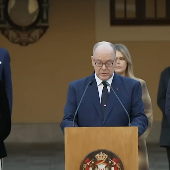 Un duo mère-fille assorti puisque la tenue de Gabriella rappelait fortement celle de sa mère, de quoi crée un moment très remarqué ! 

A l'occasion de la Fête Nationale monégasque 2025, S.A.S. le Prince Albert II a remis les décorations dans les ordres de Saint-Charles et des Grimaldi, le lundi 17 novembre 2025 via Youtube @MonacoInfo