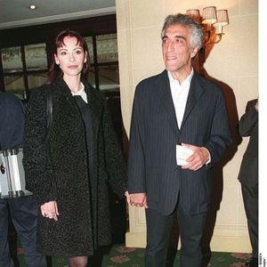 Mathilda May, Gérard Darmon - People défilé Christian Lacroix, Collection haute couture 1996/1997. © BOWEN / BESTIMAGE