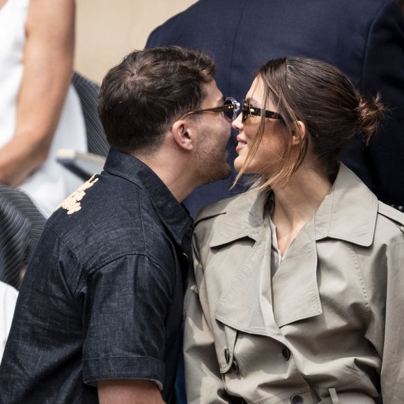 Antoine Dupont et sa compagne Iris Mittenaere en tribunes lors de la finale messieurs des Internationaux de France de Tennis de Roland Garros 2025 (jour 15), à Paris, France, le 8 juin 2025. © Cyril Moreau/Bestimage