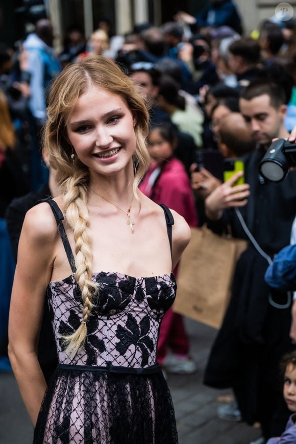 Lara Cosima n'est pas qu'une "fille de". Si son nom remonte au 14e siècle et à la noblesse austro-hongroise, elle a su se faire un prénom. 

Lara Cosima Henckel von Donnersmarck au défilé Giambattista Valli "Collection Haute Couture Automne/Hiver 2025-2026" lors de la Fashion Week de Paris, le 7 juillet 2025
© Julien Sarkissian / Bestimage