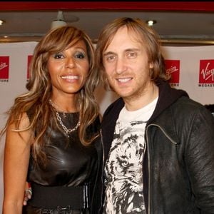 Archive Cathy et David Guetta au lancement du jeu DJ Hero au Virgin Champs Elysées.