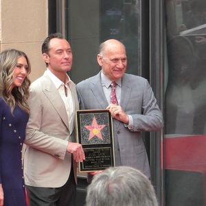 Hollywood, CA - Jude Law, lauréat acclamé des BAFTA et candidat aux Oscars, aux Tony et aux Olivier, a reçu la 2 798e étoile sur le Hollywood Walk of Fame. La cérémonie, qui s'est tenue au 6840 Hollywood Boulevard, près du théâtre El Capitan, a célébré sa remarquable contribution au cinéma.