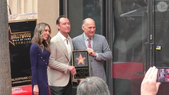 Hollywood, CA - Jude Law, lauréat acclamé des BAFTA et candidat aux Oscars, aux Tony et aux Olivier, a reçu la 2 798e étoile sur le Hollywood Walk of Fame. La cérémonie, qui s'est tenue au 6840 Hollywood Boulevard, près du théâtre El Capitan, a célébré sa remarquable contribution au cinéma.