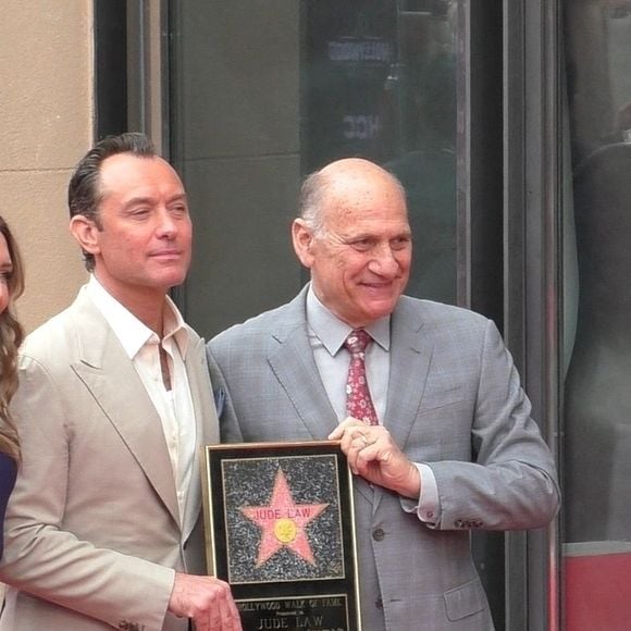 Hollywood, CA - Jude Law, lauréat acclamé des BAFTA et candidat aux Oscars, aux Tony et aux Olivier, a reçu la 2 798e étoile sur le Hollywood Walk of Fame. La cérémonie, qui s'est tenue au 6840 Hollywood Boulevard, près du théâtre El Capitan, a célébré sa remarquable contribution au cinéma.