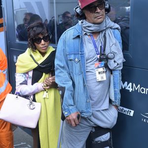 Yannick Noah et sa compagne Malika, enceinte. lors des "24H du Mans 2024", le 15 juin 2024. © Rachid Bellak/Bestimage 