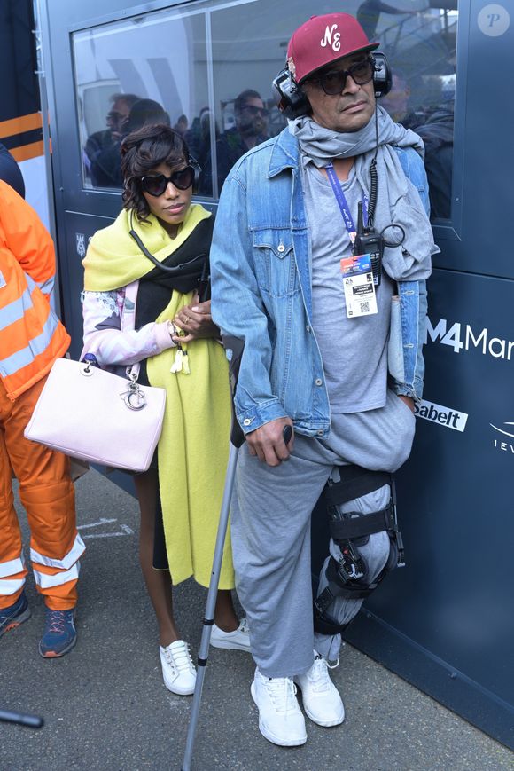 Yannick Noah et sa compagne Malika, enceinte. lors des "24H du Mans 2024", le 15 juin 2024. © Rachid Bellak/Bestimage 