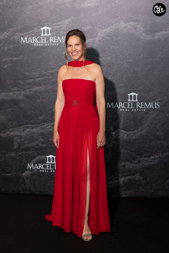 Déjà maman de jumeaux depuis avril 2023, l'actrice a créé la surprise sur Instagram ce mercredi en annonçant une merveilleuse nouvelle d'une façon pour le moins originale.

Hilary Swank - Les célébrités à la "Remus Lifestyle Night" sur le toit-terrasse de l'hôtel Pure Salt à El Toro, à Majorque, le 31 juillet 2025.