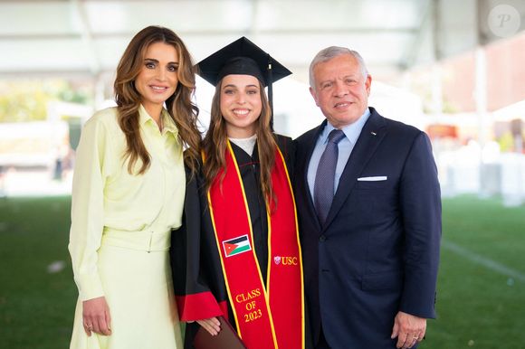 Salma de Jordanie a également poursuivi ses études par la suite.

Le roi Abdallah II et la reine Rania, la princesse Iman et M. Jameel Thermiotis avec la princesse Salma lors de sa remise de diplôme à l'Université de Californie du Sud Los Angeles, 12 mai 2023 Photo : Cour royale hachémite / Albert Nieboer / dpa/ABACAPRESSS.COM Point de Vue OUT