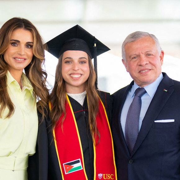 Salma de Jordanie a également poursuivi ses études par la suite.

Le roi Abdallah II et la reine Rania, la princesse Iman et M. Jameel Thermiotis avec la princesse Salma lors de sa remise de diplôme à l'Université de Californie du Sud Los Angeles, 12 mai 2023 Photo : Cour royale hachémite / Albert Nieboer / dpa/ABACAPRESSS.COM Point de Vue OUT
