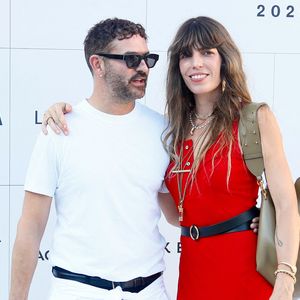 Alexandre Mattuissi, Lou Doillon dans les jardins du Palais Royal à Paris, France, le 30 juin 2025.

© Christophe Clovis / Bestimage