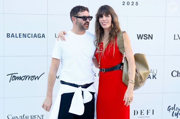 Alexandre Mattuissi, Lou Doillon dans les jardins du Palais Royal à Paris, France, le 30 juin 2025.

© Christophe Clovis / Bestimage