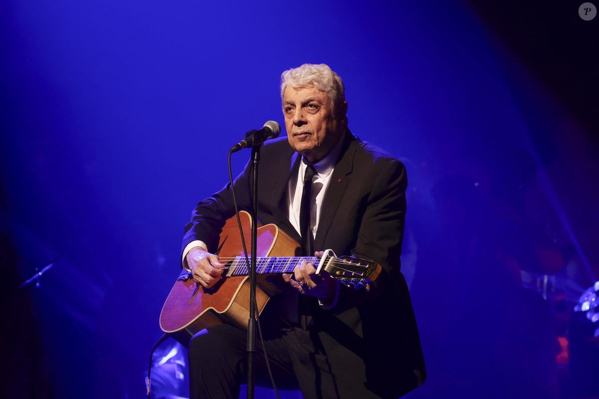 Le concert d'Enrico Macias tourne mal : "Il y avait des énergumènes qui ont voulu nous saboter le spectacle" - Purepeople