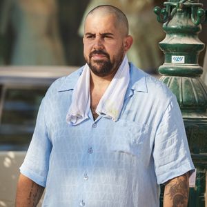 Artus, crâne rasé, à la Pétanque Turquoise sur la Place des Lices à Saint-Tropez, au profit de l'association "Soleil d'Enfance". Le 11 août 2024