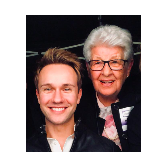 L'animateur Cyril Féraud a 41 ans et est resté très proche de sa famille, notamment de sa grand-mère paternelle Simone...

Cyril Féraud et sa grand-mère Simone, photo partagée sur Facebook.