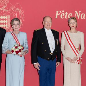 La princesse Caroline de Hanovre, Le prince Albert II de Monaco, La princesse Charlène de Monaco - La famille princière de Monaco arrive au gala "Bonsoir Monte-Carlo - Grande revue - Josephine Baker" à l'opéra de Monte-Carlo à l'occasion de la fête nationale le 19 novembre 2025.

© Olivier Huitel / Pool Monaco / Bestimage