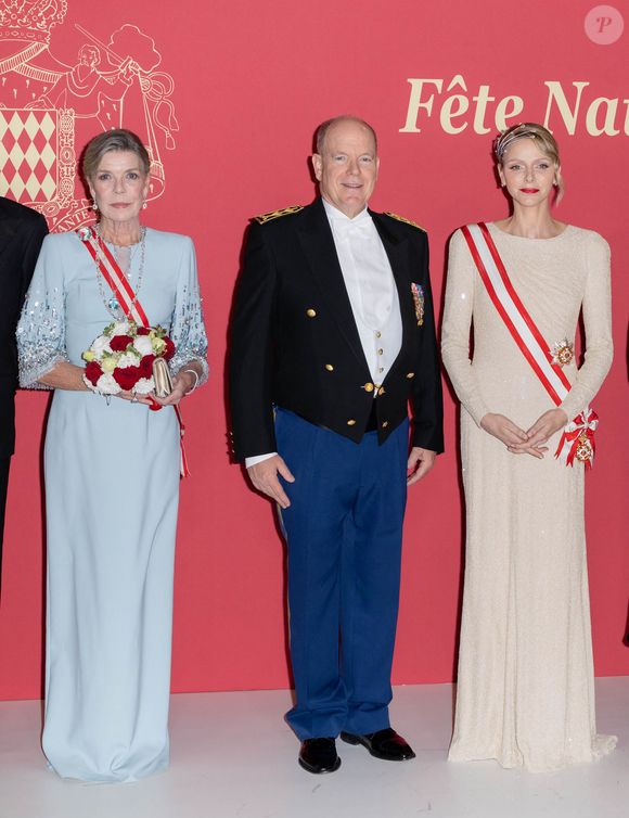 La princesse Caroline de Hanovre, Le prince Albert II de Monaco, La princesse Charlène de Monaco - La famille princière de Monaco arrive au gala "Bonsoir Monte-Carlo - Grande revue - Josephine Baker" à l'opéra de Monte-Carlo à l'occasion de la fête nationale le 19 novembre 2025.

© Olivier Huitel / Pool Monaco / Bestimage