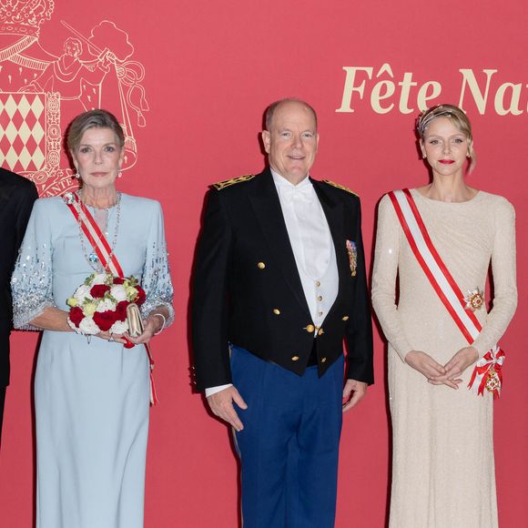 La princesse Caroline de Hanovre, Le prince Albert II de Monaco, La princesse Charlène de Monaco - La famille princière de Monaco arrive au gala "Bonsoir Monte-Carlo - Grande revue - Josephine Baker" à l'opéra de Monte-Carlo à l'occasion de la fête nationale le 19 novembre 2025.

© Olivier Huitel / Pool Monaco / Bestimage
