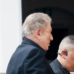 Michel Drucker - Arrivées aux obsèques de Thierry Ardisson en l’église Saint-Roch de Paris, France, le 17 juillet 2025. © Clovis-Jacovides/Bestimage