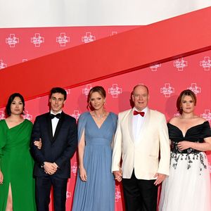 De son côté, le père de Jacques et Gabriella portait un smoking associant une veste blanche, un pantalon noir et un noeud papillon rouge

Marie et louis Ducruet, le princesse Charlene, le prince Albert II de Monaco et Camille Gottlieb - 76ème Bal de la Croix Rouge dans la salle des Etoiles à Monaco le 12 juillet 2025. © Bruno Bebert/Bestimage