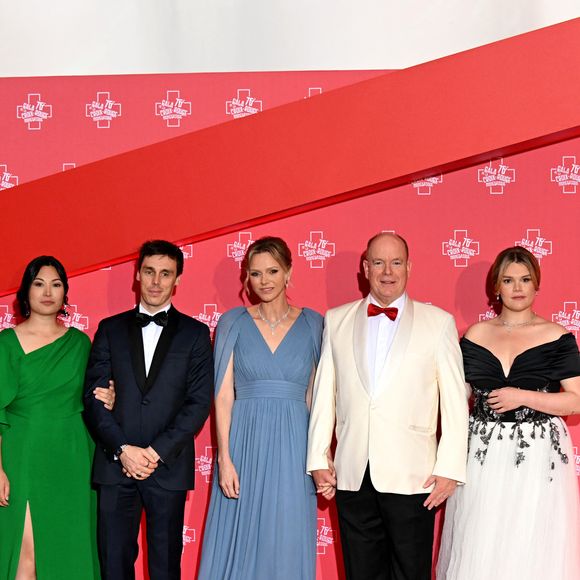 De son côté, le père de Jacques et Gabriella portait un smoking associant une veste blanche, un pantalon noir et un noeud papillon rouge

Marie et louis Ducruet, le princesse Charlene, le prince Albert II de Monaco et Camille Gottlieb - 76ème Bal de la Croix Rouge dans la salle des Etoiles à Monaco le 12 juillet 2025. © Bruno Bebert/Bestimage