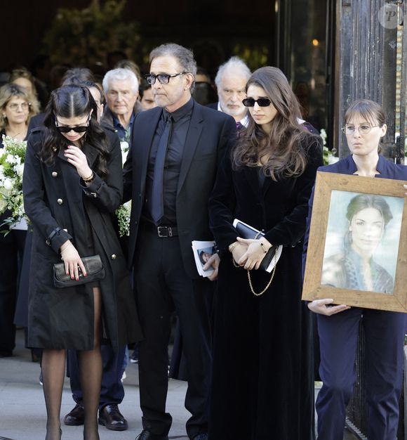 Cylia Chasman et sa soeur Shana Chasman, les filles de la défunte, et leur père, Steven Chasman, l'ex-mari de N.Farès - Sortie des obsèques de Nadia Farès en l'église Saint-Jean-de-Montmartre à Paris, le 24 avril 2026. N.Farès est décédée le 17 avril 2026 quelques jours après un "incident cardiaque" survenu le 12 avril 2026 dans la piscine du complexe sportif, Blanche (9ème).
Dominique Jacovides - Olivier Borde / Bestimage