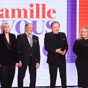 Exclusif - Clemence Ansault, Chantal Ladesou, Michel Ansault, Michel Drucker Marilou Berry et Josiane Balasko lors de l'enregistrement de l'émission "Famille je vous aime" présentée par M.Drucker et qui sera diffusée le 29 décembre sur France 3, au studio Rive gauche, à Paris, France, le 2 décembre 2025. © Gaffiot-Perusseau/Bestimage