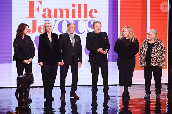 Exclusif - Clemence Ansault, Chantal Ladesou, Michel Ansault, Michel Drucker Marilou Berry et Josiane Balasko lors de l'enregistrement de l'émission "Famille je vous aime" présentée par M.Drucker et qui sera diffusée le 29 décembre sur France 3, au studio Rive gauche, à Paris, France, le 2 décembre 2025. © Gaffiot-Perusseau/Bestimage