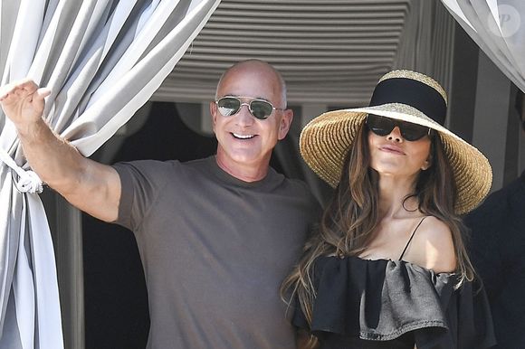 Jeff Bezos et sa femme Lauren Sanchez au lendemain de leur cérémonie de mariage à Venise en Italie le samedi 28 juin 2025.
Crédit : Backgrid UK/ Bestimage
