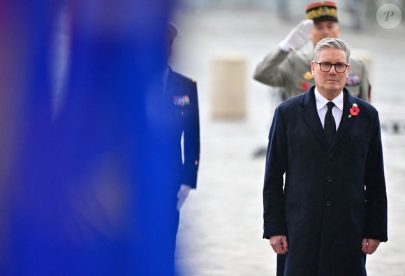 Le président français, Emmanuel Macron, accompagné du Premier ministre britannique Keir Starmer à la cérémonie de dépôt de gerbe et du ravivage de la flamme de la Tombe du Soldat inconnu à l'Arc de Triomphe lors de la cérémonie du 106ème anniversaire de l'Armistice de 1918, mettant fin à la Première Guerre mondiale, à Paris, France, le 11 novembre 2024. © Christian Liewig/Bestimage