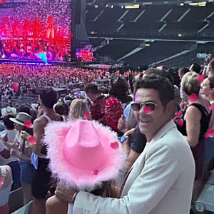 Présent avec sa fille Lila pour assister au show événement du "Cowboy Carter Tour",


Jamel Debbouze et sa fille Lila au concert de Beyoncé au stade de France à Paris.