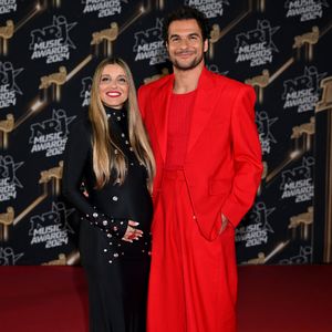 Amir et sa femme Lital, enceinte de leur troisième enfant, au photocall de la 26ème édition des NRJ Music Awards à Cannes, le 1er novembre 2024. 
© Bebert / Guignebourg / Bestimage