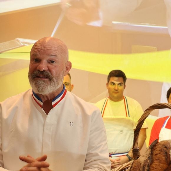 Où il propose des pâtisseries en trompe-l'oeil, comme celle qui avait fait craquer Philippe Etchebest dans l'émission.

Le chef Philippe Etchebest décline son plat "Signature" en mode street food au sein du Pop Up Club à Bordeaux le 11 septembre 2023.
© Fabien Cottereau / Bestimage