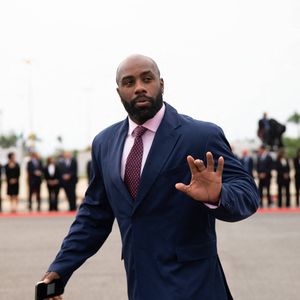 Teddy Riner, qui n'est autre que le célèbre judoka français multi-récompensé et onze fois champion du monde. 

Le judoka Teddy Riner - La délégation française et les personnalités accompagnant le président de la République Emmanuel Macron lors de sa visite d'Etat de trois jours au Maroc, le 28 octobre 2024. 
© Jeanne Accorsini / Pool / Bestimage