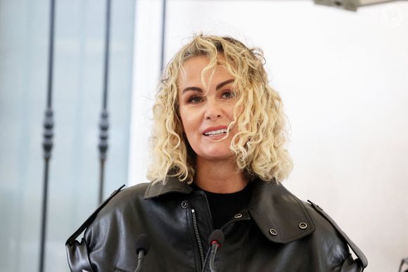 Laeticia Hallyday lors de l'inauguration d'une plaque commémorative en hommage à Johnny Hallyday devant l'immeuble où le chanteur français a grandi dans le 9ème arrondissement de Paris, France. © Dominique Jacovides/Bestimage