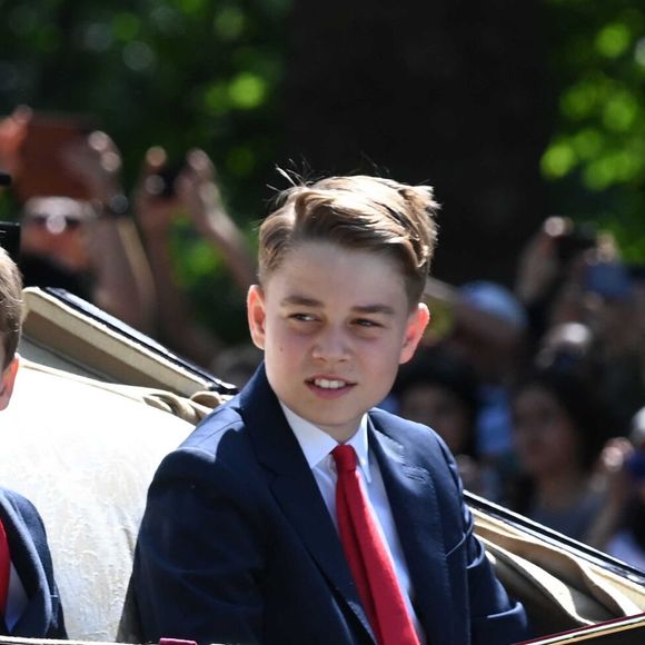 La cérémonie a démarré ce samedi, au Palais de Buckingham.

Le prince Louis de Galles, Le prince George de Galles, - Les membres de la famille royale britannique arrivent à Buckingham Palace pour la cérémonie Trooping the Colour à Londres,. Affecté par le crash du Boeing 787 Dreamliner à Ahmedabad, le souverain et les officiels porteront un brassard noir en hommage aux plus de 270 victimes. Bon nombre d'elles étaient des ressortissants britanniques.
© Goff Inf / Bestimage