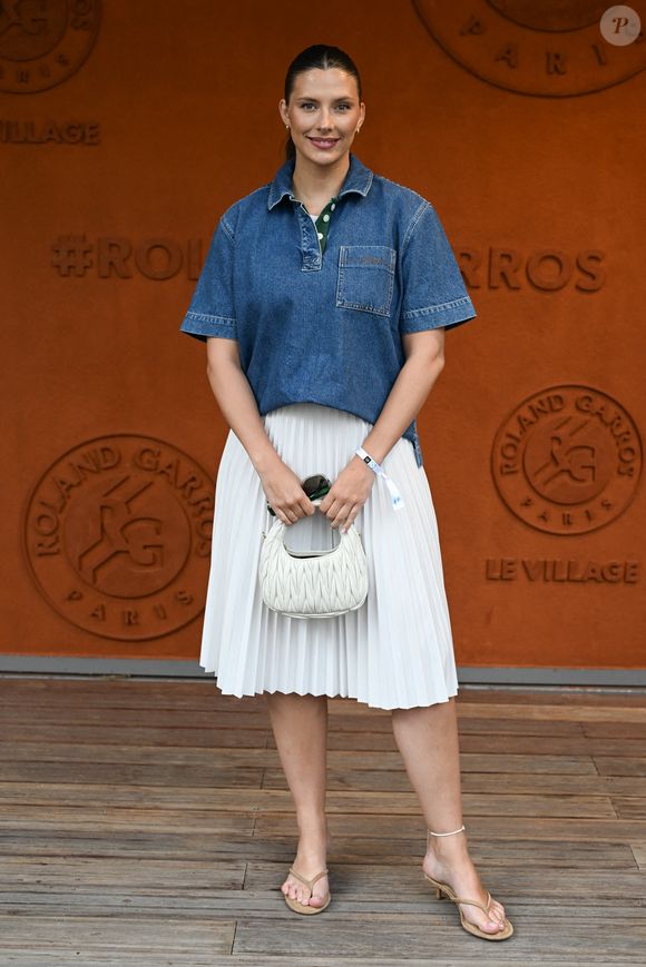 Camille Cerf prend la pose à Roland Garros pour l'Open de France de tennis le 25 mai 2025, à Paris, France. Photo by Laurent Zabulon/ABACAPRESS.COM