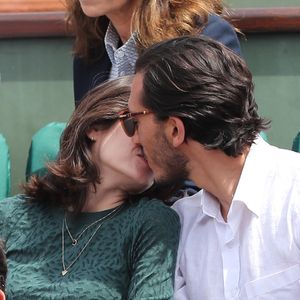 Louise Monot et son compagnon Samir Boitard - Les célébrités dans les tribunes lors des internationaux de France de Roland-Garros à Paris, le 4 juin 2017. © Dominique Jacovides-Cyril Moreau/Bestimage