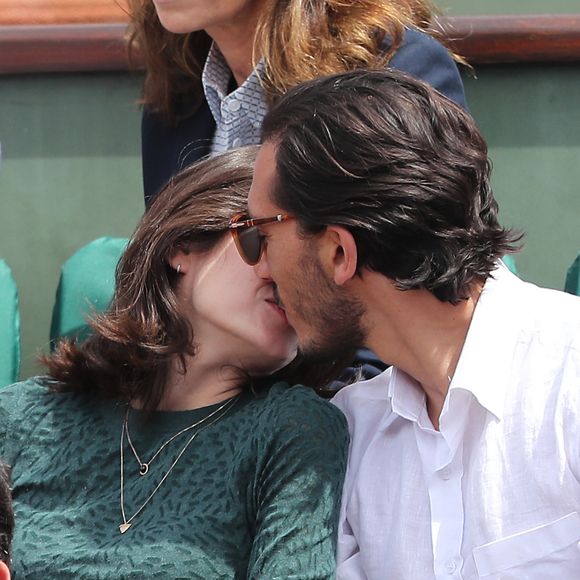 Louise Monot et son compagnon Samir Boitard - Les célébrités dans les tribunes lors des internationaux de France de Roland-Garros à Paris, le 4 juin 2017. © Dominique Jacovides-Cyril Moreau/Bestimage