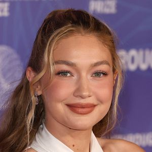 Santa Monica, CA Des célébrités assistent à la 12e édition du Breakthrough Prize qui s'est tenue au Barker Hangar à Santa Monica, en Californie le 18 février 2026.
Sur la photo : Gigi Hadid
Photo : Backgrid USA / Bestimage