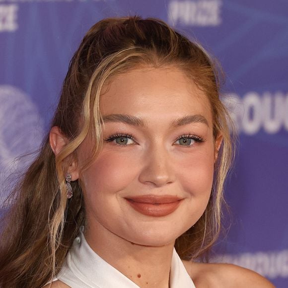 Santa Monica, CA Des célébrités assistent à la 12e édition du Breakthrough Prize qui s'est tenue au Barker Hangar à Santa Monica, en Californie le 18 février 2026.

Sur la photo : Gigi Hadid

Photo : Backgrid USA / Bestimage